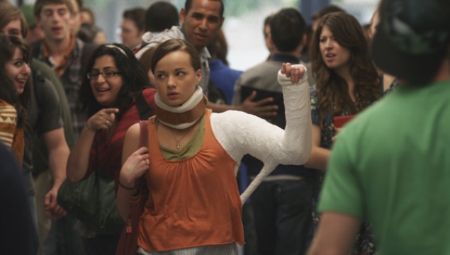 Jenna (Ashley Rickards) arrive au lycée après son accident