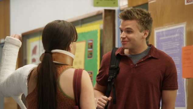 Jenna discute avec Jake (Brett Davern)