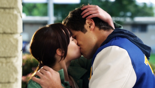 Jenna (Ashley Rickards) et Matty (Beau Mirchoff) partagent un baiser passionné