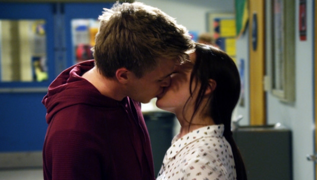 Jake (Brett Davern) et Jenna s'embrassent