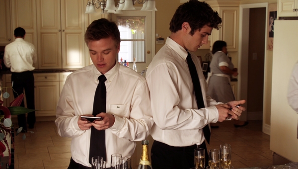 Matty (Beau Mirchoff) et Jake (Brett Davern) au téléphone