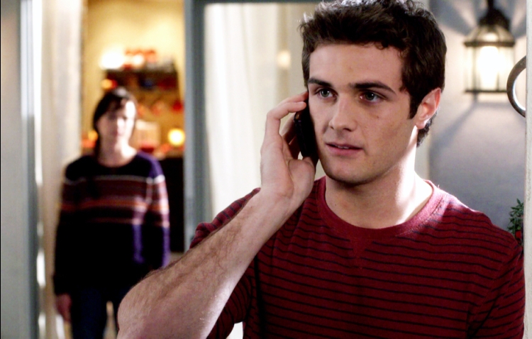 Matty au téléphone sous l'oeil de Jenna