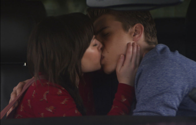 Jenna (Ashley Rickards) embrasse lougoureusement Collin (Nolan Funk)