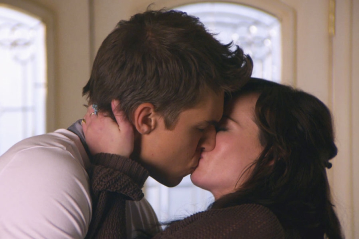 Collin (Nolan Funk) et Jenna s'embrassent