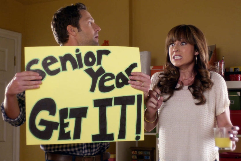 Lacey (Nikki Deloach) et Kevin (Mike Faiola) encourage Jenna pour sa rentrée